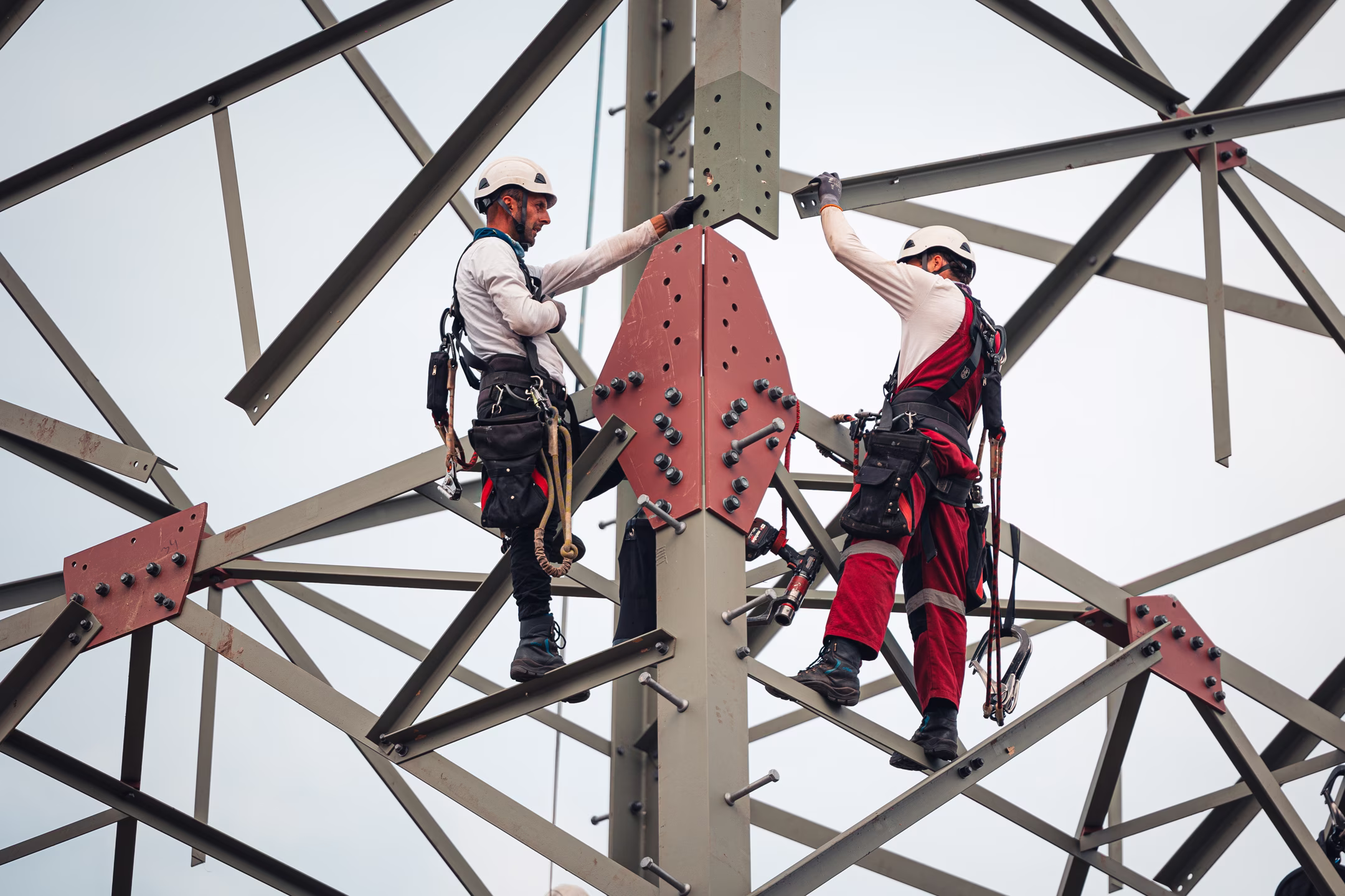 Zwei Arbeiter in Sicherheitsausrüstung auf Social Media Werbeagentur Bochum Turm