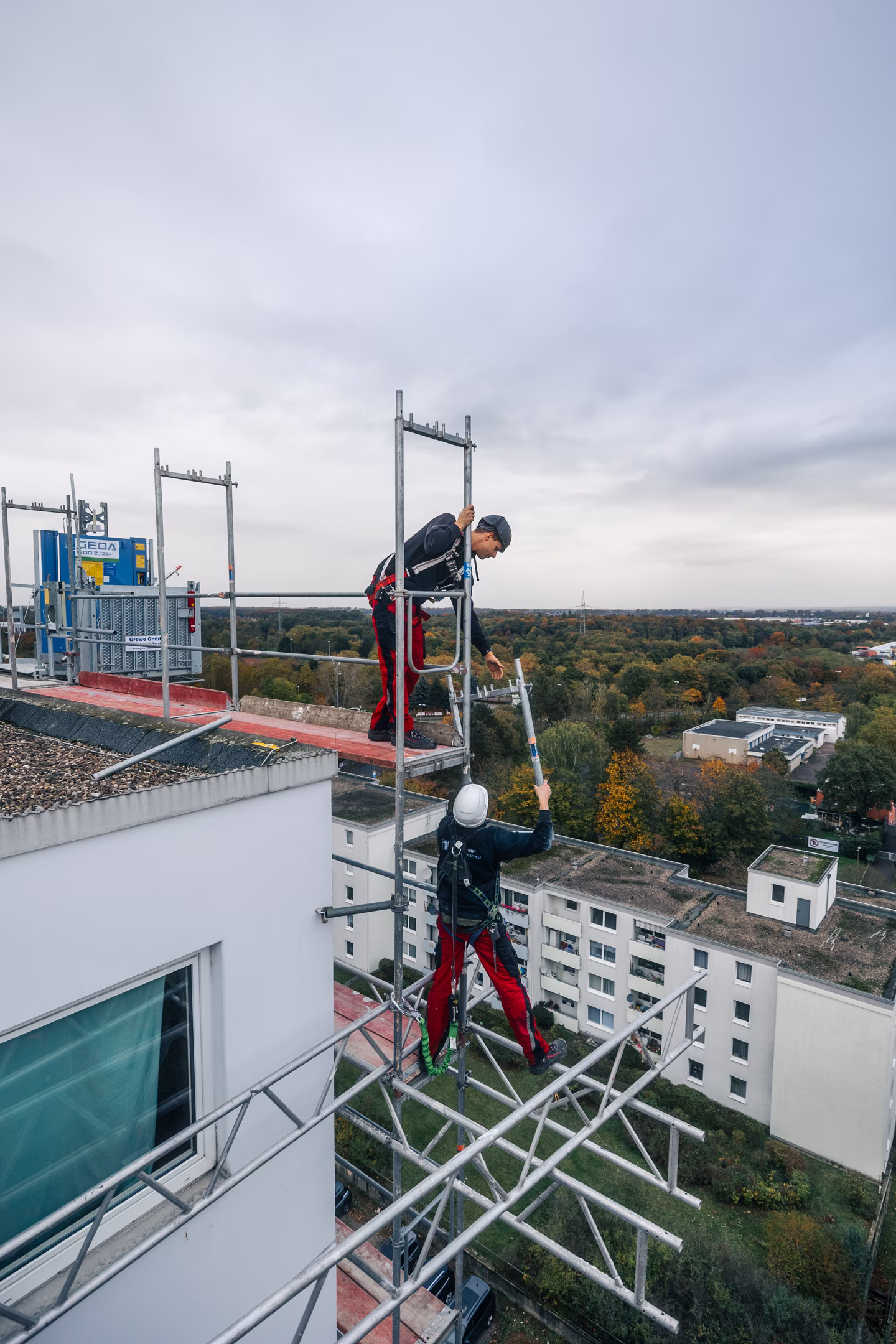 Social Media Werbeagentur Arbeiter auf Gerüst mit Herbstlandschaft im Hintergrund