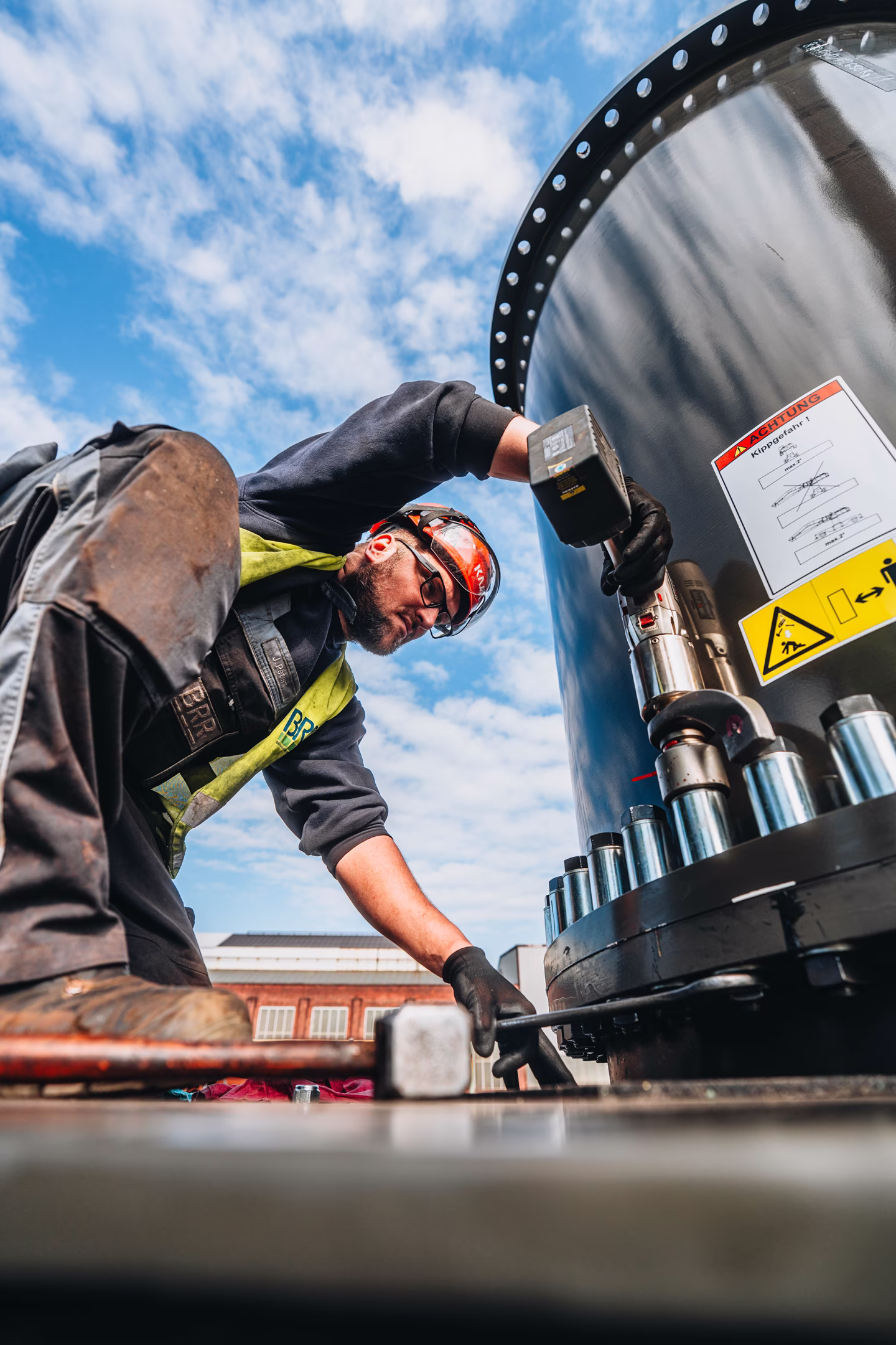 Employer Branding Kampagne von BRR, Mitarbeiter repariert eine Sennebogen maschine in Herne, abgelichtet von MatiMedia