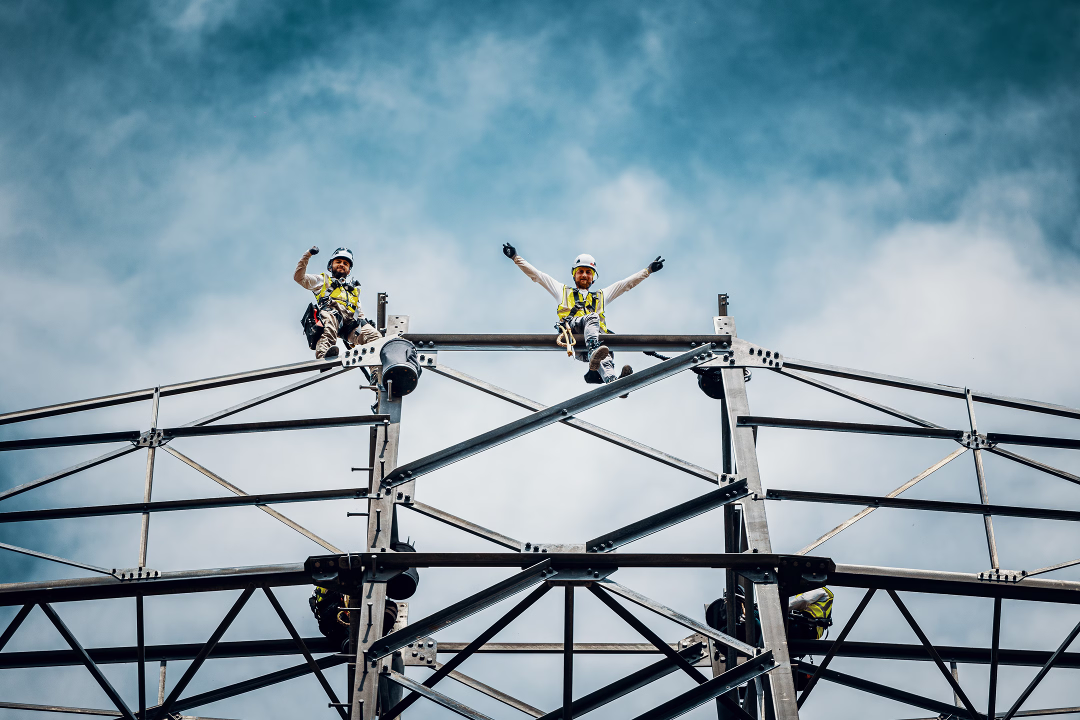 Social Media Werbeagentur: Kreative Arbeiter auf Stahlkonstruktion im Himmel