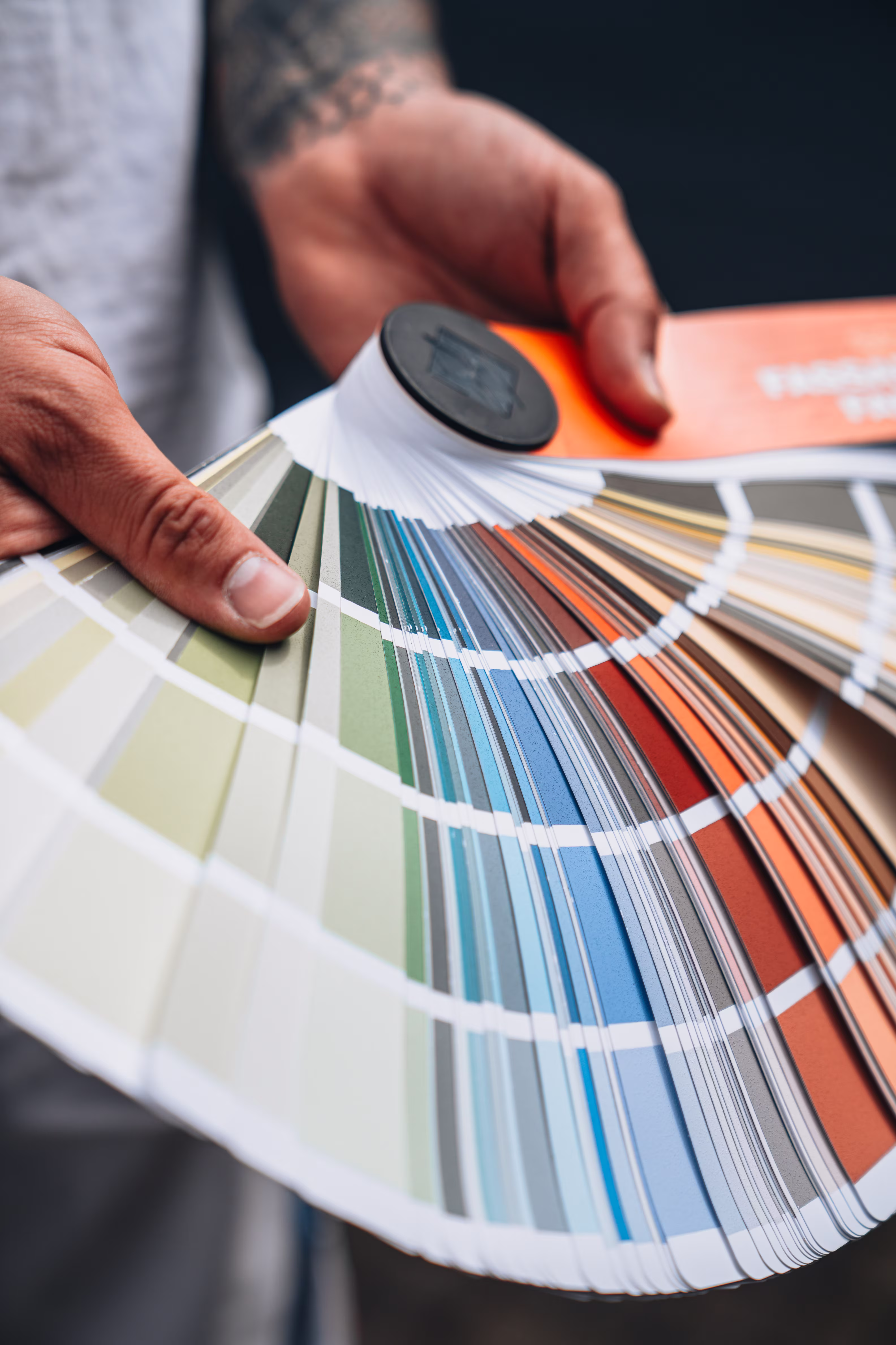 Foto eines Malers der eine Farbpalette präsentiert, fotografiert von MatiMedia