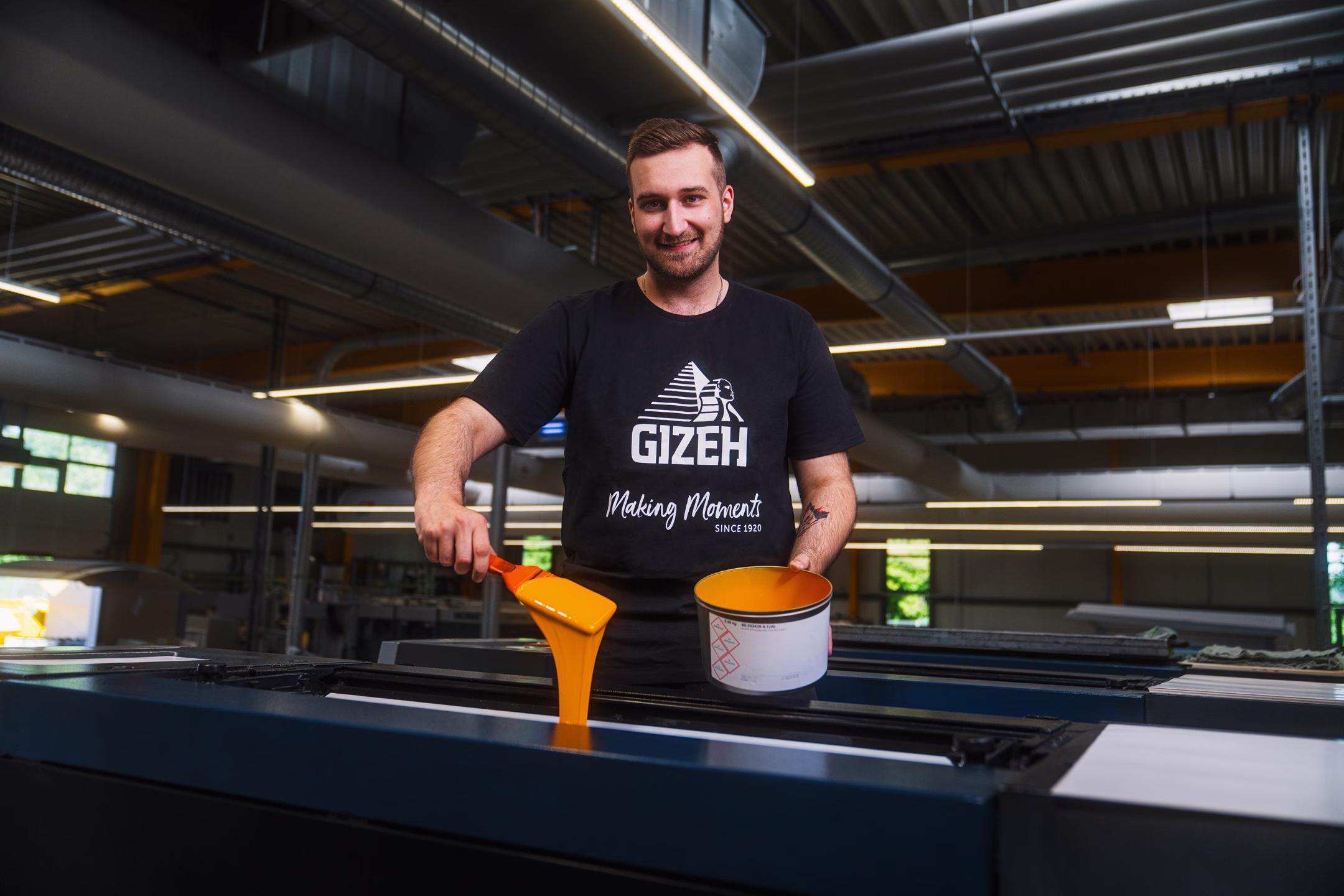 Social Media Werbeagentur Mitarbeiter bei Gizeh Produktion mit orangefarbener Flüssigkeit