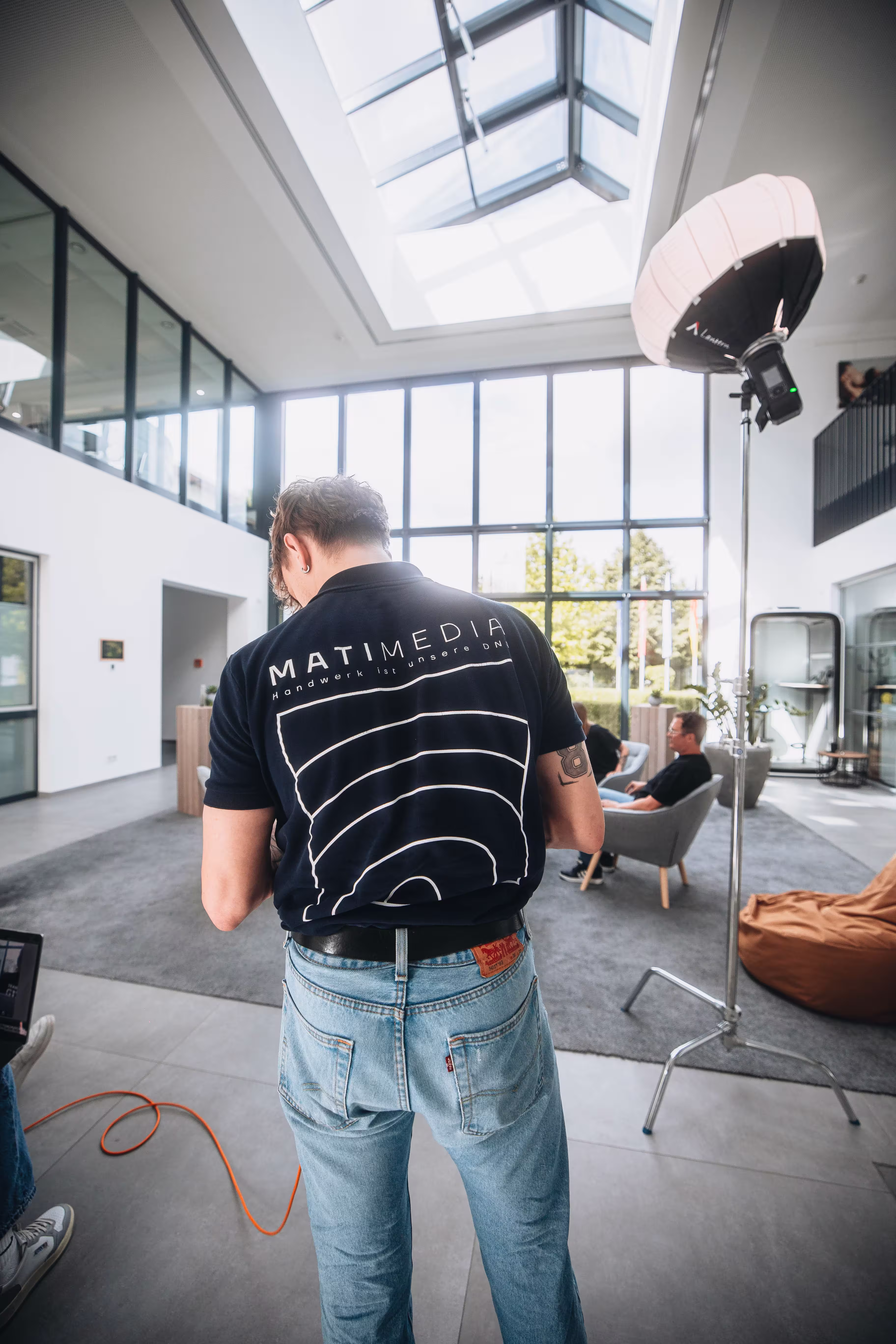 Videograf der Werbeagentur bei einem Dreh in Berlin beim Kunden GIZEH Raucherbedarf GmbH