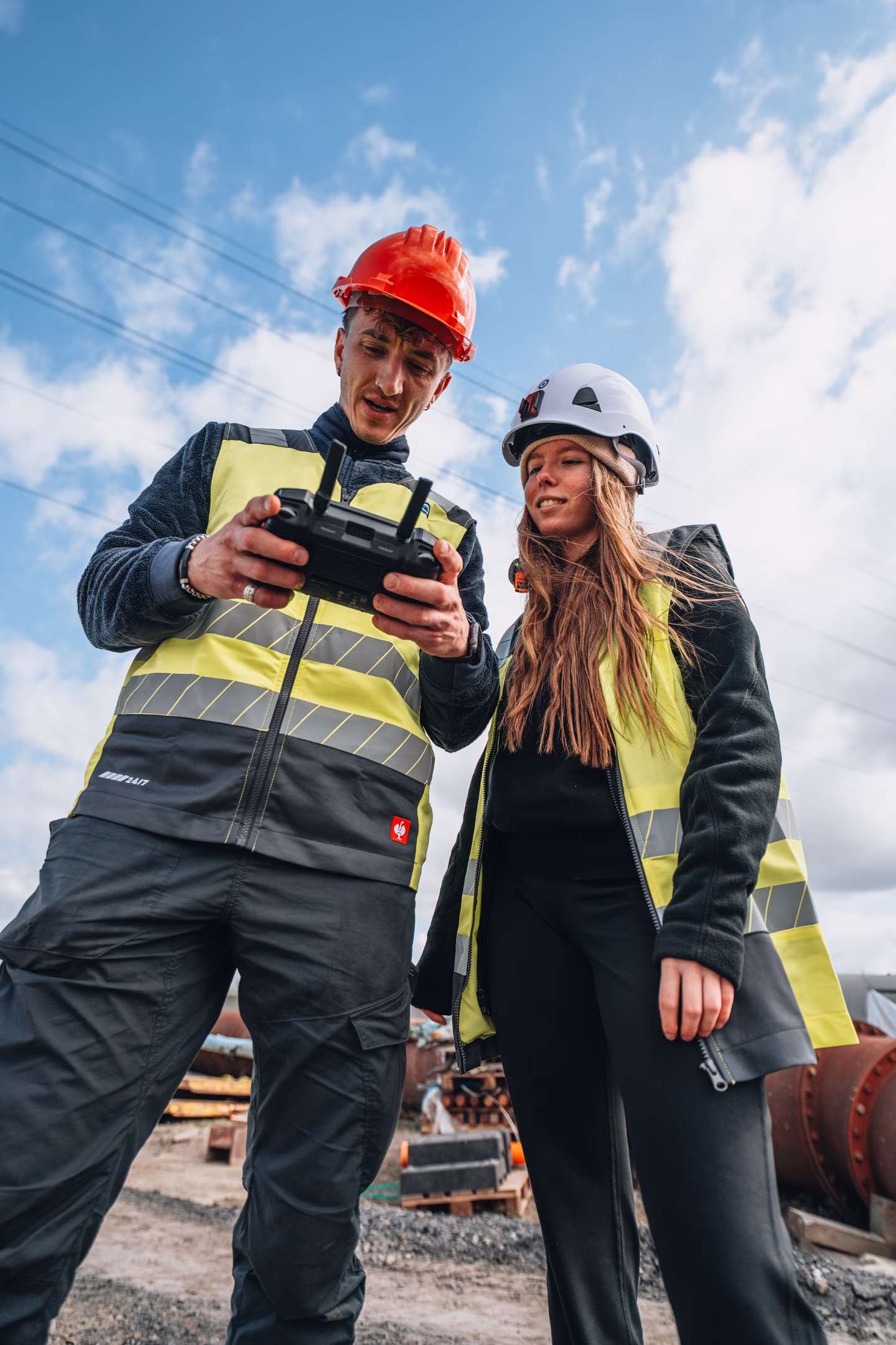 Social Media Werbeagentur präsentiert Bauarbeiter mit Sicherheitsausrüstung auf Baustelle