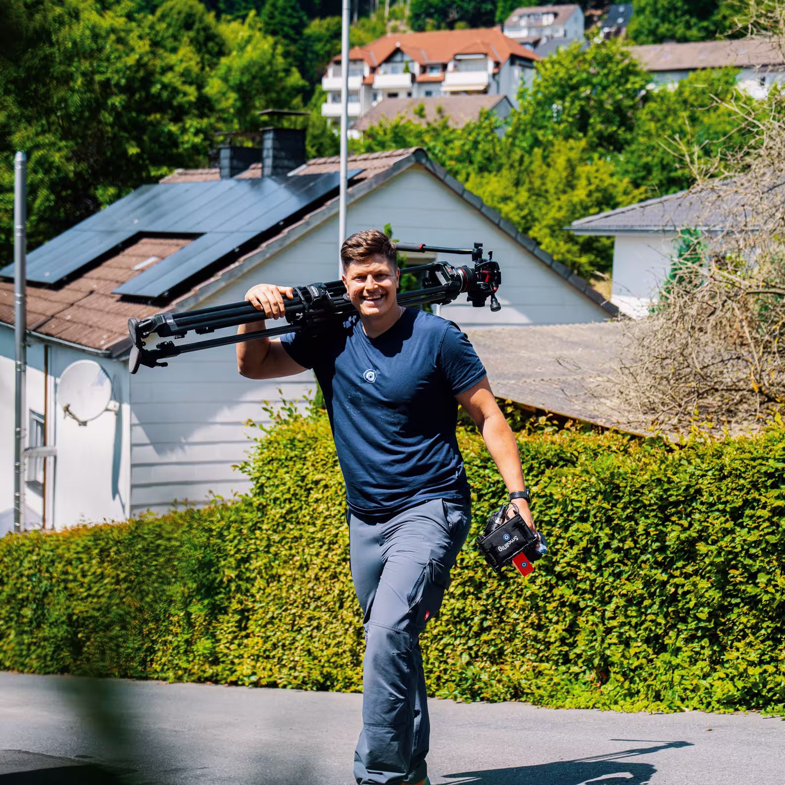 Social Media Werbeagentur Fotograf mit Kamera und Stativ im Freien