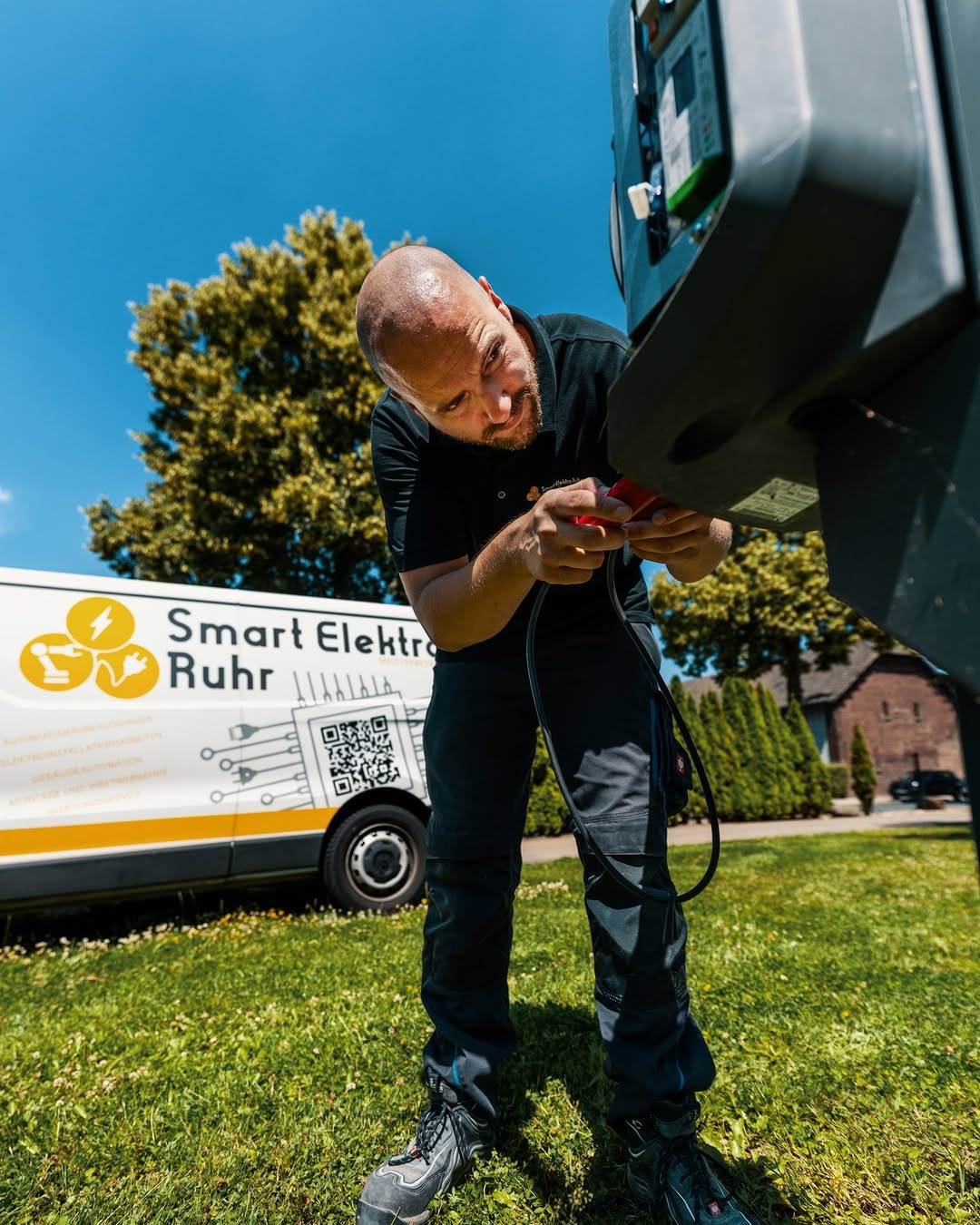 Social Media Werbeagentur präsentiert Elektrotechniker bei Ladestationsinstallation