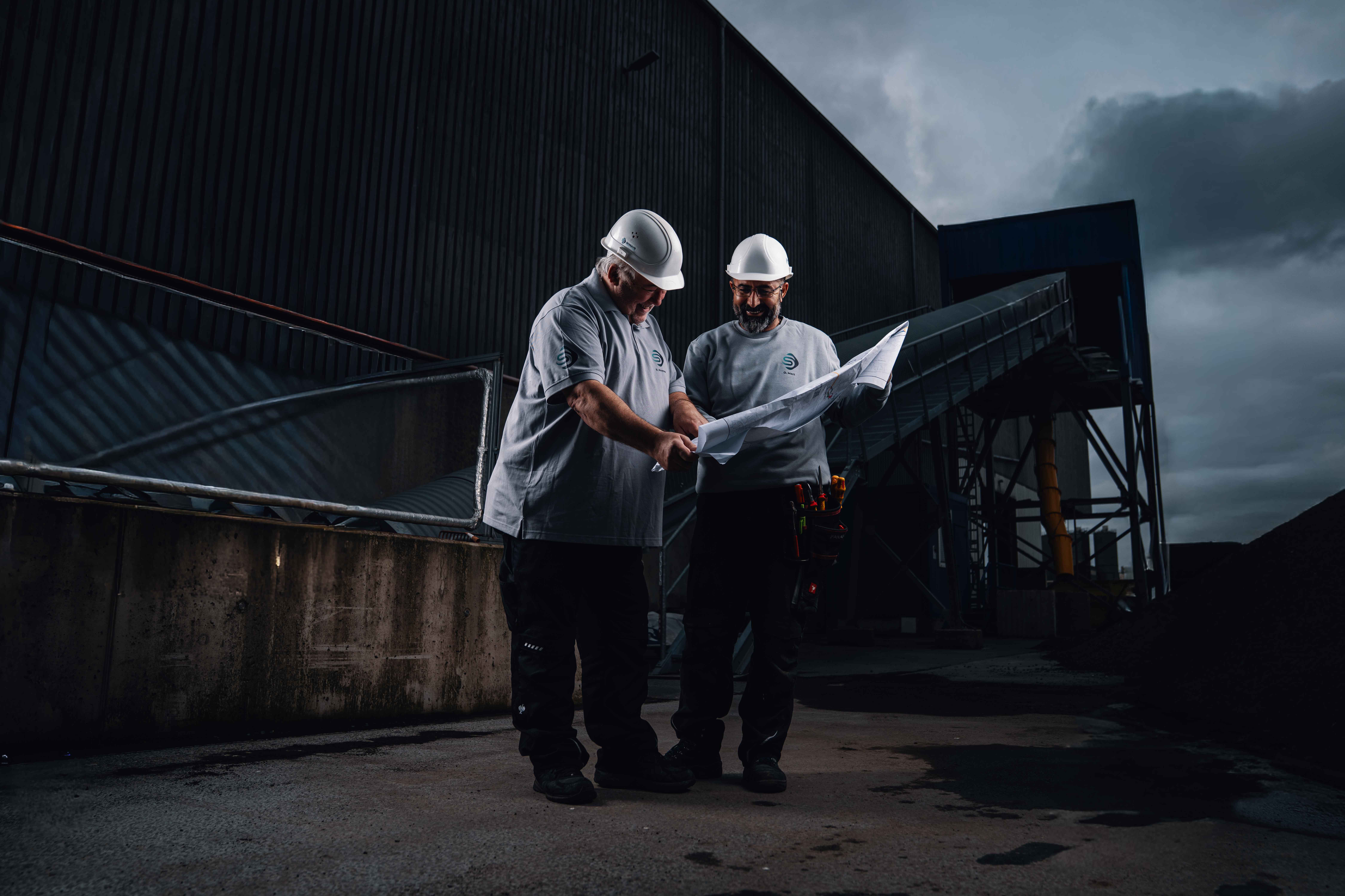Portrait von zwei Mitarbeitern von Volker Schulte Elektrotechnik für eine Werbekampagne von Mati Media 