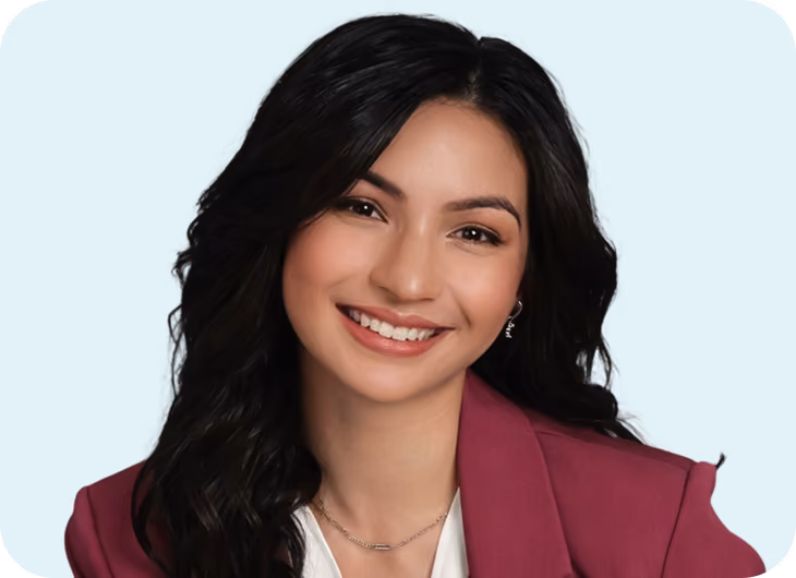 Headshot of Abigail, a smiling GrowthAssistant video editor.