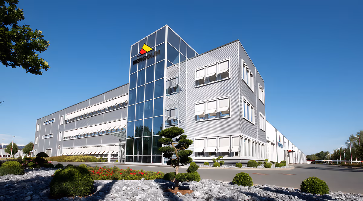 Aufnahme des Bergolin HQ in Deutschland bei klaren Himmel.