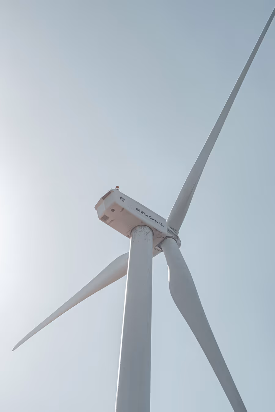 Gondelbau. Windkraftanlage von unten fotografiert. Fokus liegt auf Gondel.