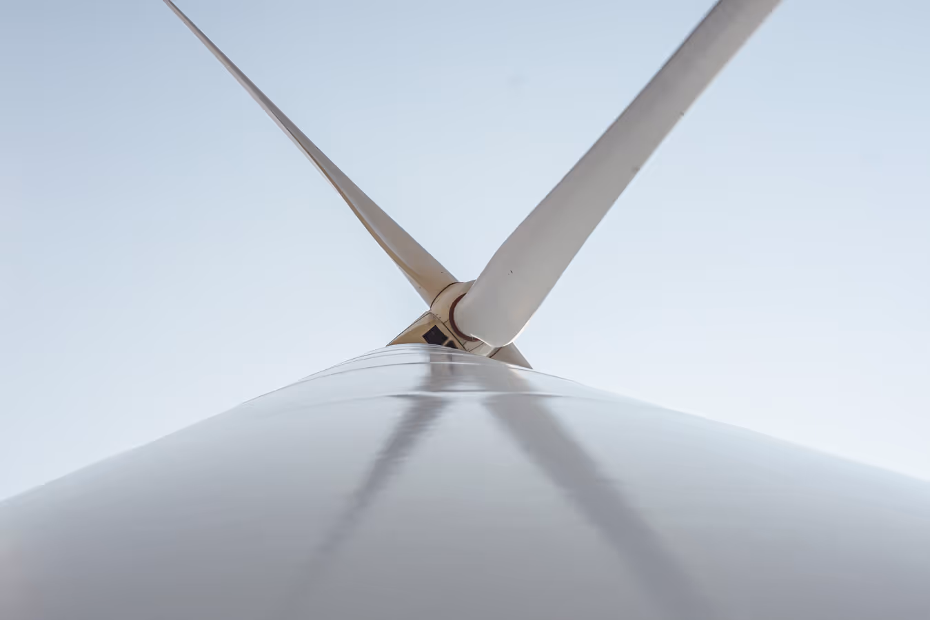 Rotorblattreparatur, Windkraftanlage von unten fotografiert. Fokus auf Rotoren
