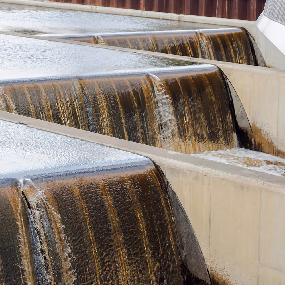 Symbolisches Bild für Stahlwasserbau. Strömendes Wasser.