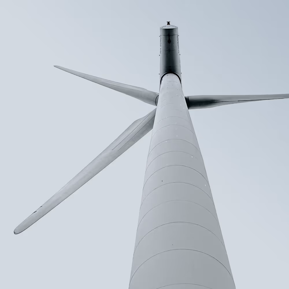 Turmbau, Windkraftanlage von unten fotografiert