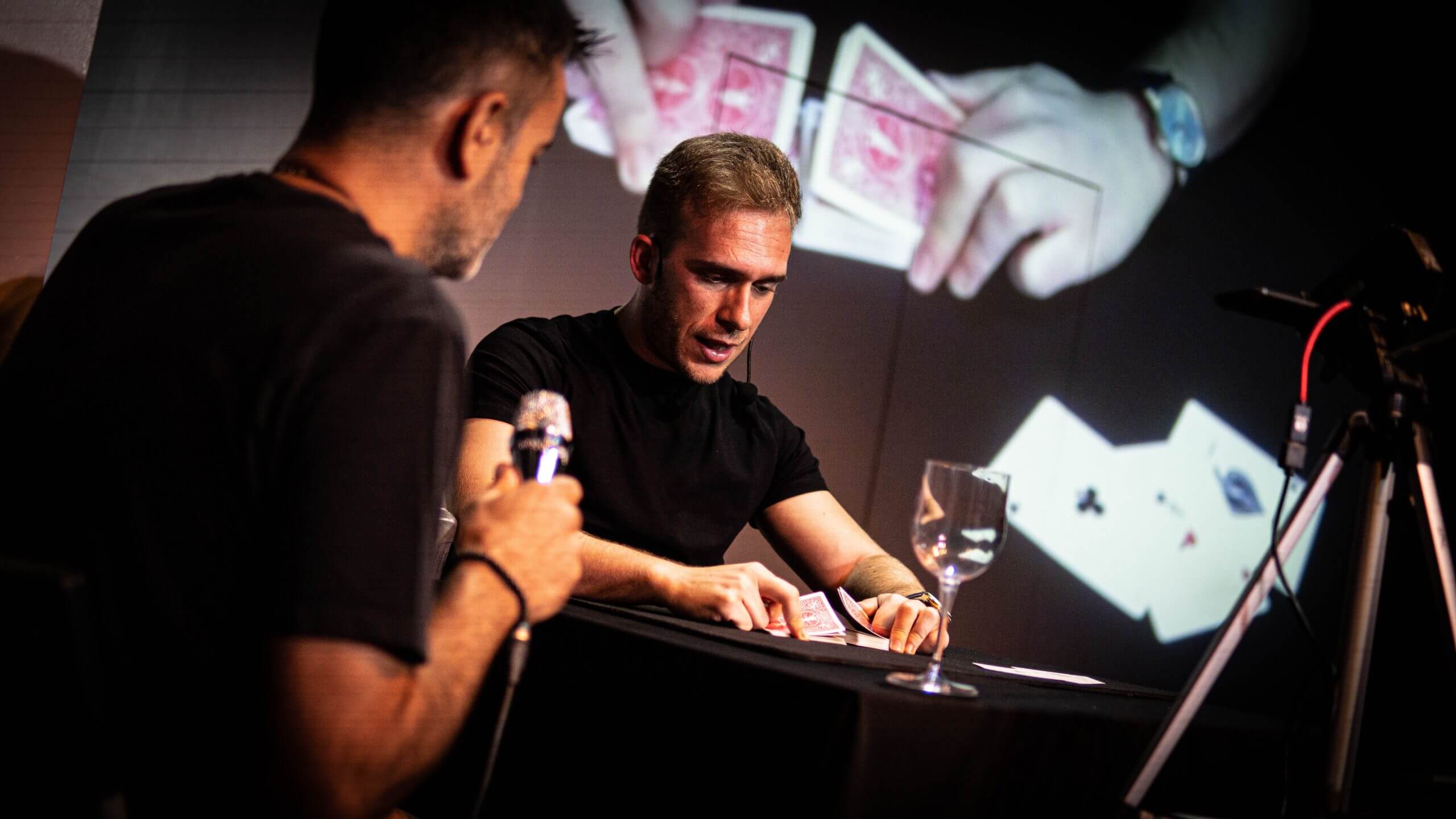 Mago José Ruiz haciendo magia de cerca en directo con cartas sobre un tapete en directo.