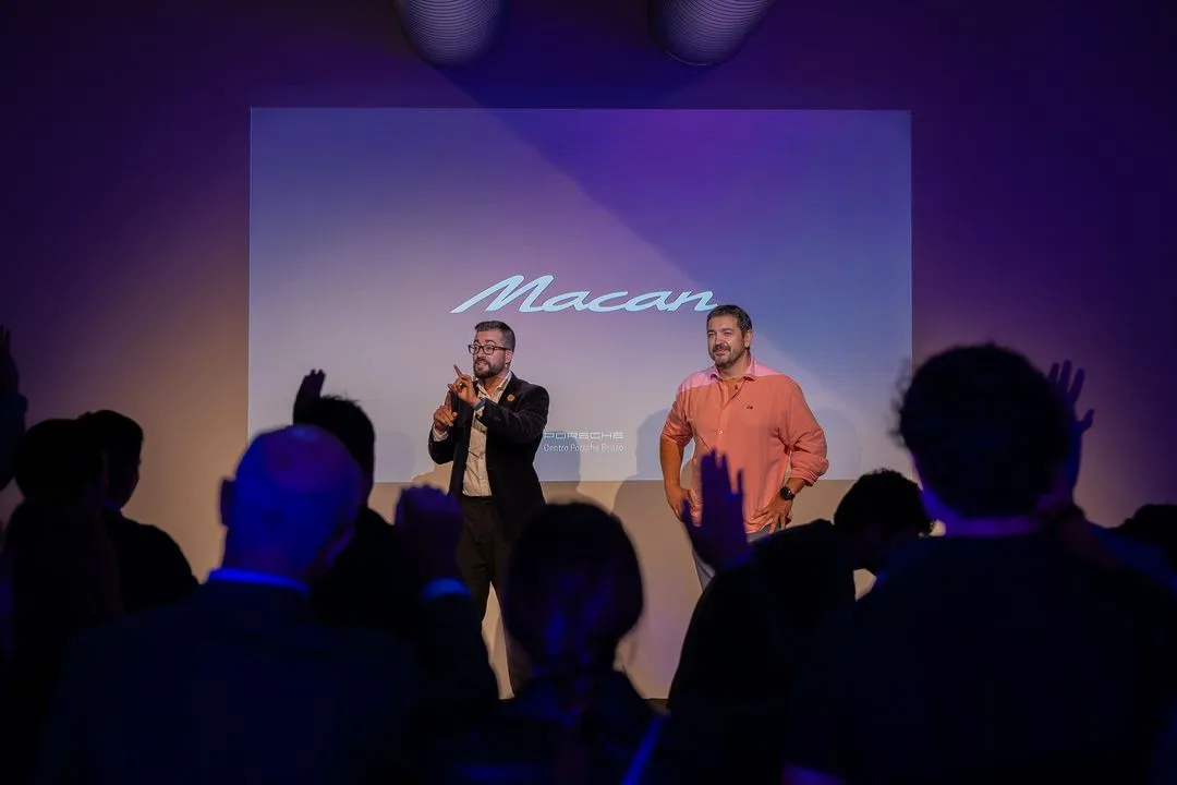 Mago haciendo magia en evento de la empresa Porsche