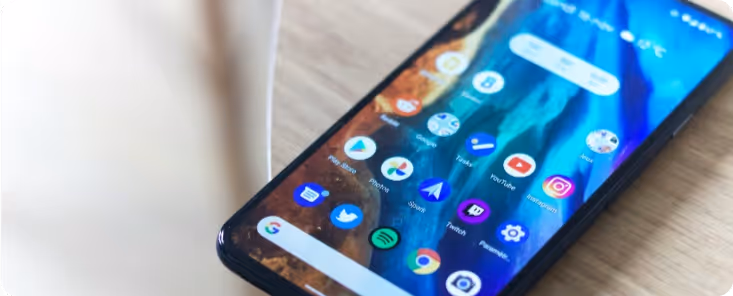 Androidデバイスのホーム画面に、Material Designに基づいた直感的で一貫性のあるUIデザインが表示されている様子。