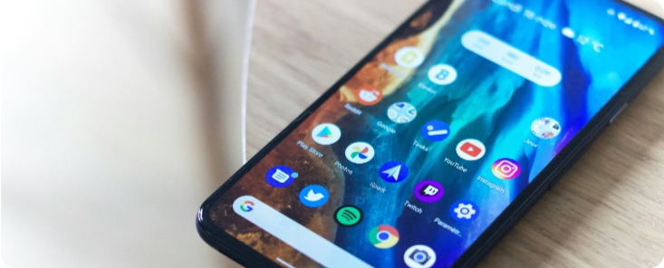 Androidデバイスのホーム画面に、Material Designに基づいた直感的で一貫性のあるUIデザインが表示されている様子。