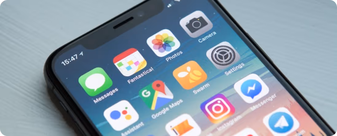 スマートフォンの画面に並ぶアプリのアイコン(ネイティブアプリ開発を表現)