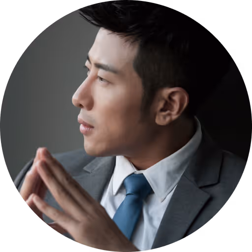 最新の技術を使って開発したいという引用文と男性のポートレート。