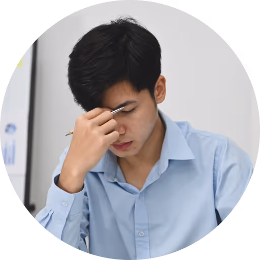 アイデアはあるが実行に苦労しているという引用文と男性のポートレート。
