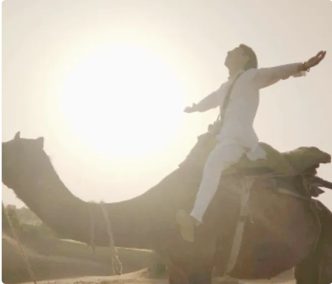 JIITAKの創業者であるYukiが、2018年にJIITAKのアイデアが生まれたことを象徴して夕日を背景にラクダに乗っている。