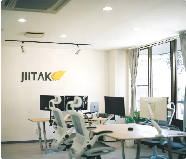 2021年2月に設立された、デスクと椅子が並ぶモダンなワークスペースのJIITAK大分オフィスの内観。