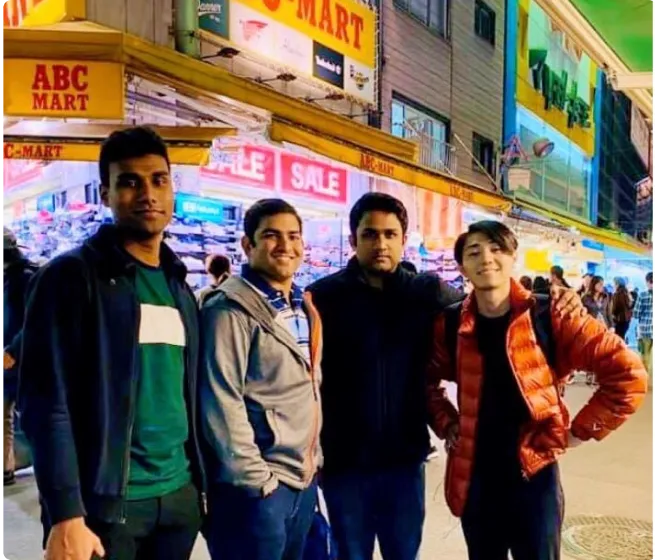 2019年に会社設立を記念して、夜の街で並んで立つJIITAKの創業者たち。