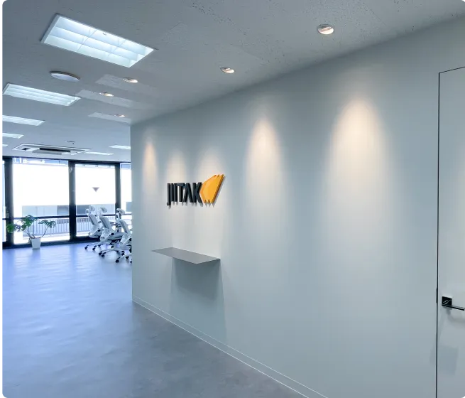 2022年4月に設立された、ミニマルなデザインのJIITAK福岡オフィスの内観。