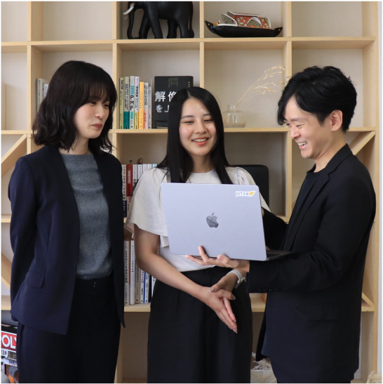 静かな湖を見つめるJIITAK創業者たちのシルエット。リーダーシップと団結を象徴している。