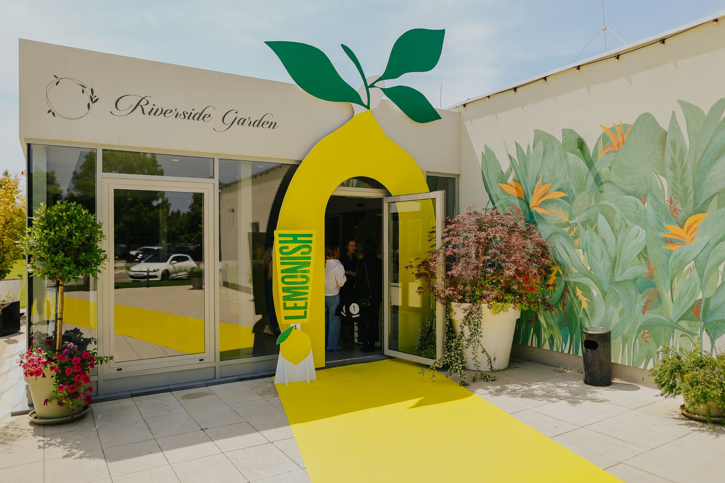 Lemonish lansiranje u Riverside Gardenu: ulaz pretvoren u divovski limun s lišćem na vrhu i žutim tepihom