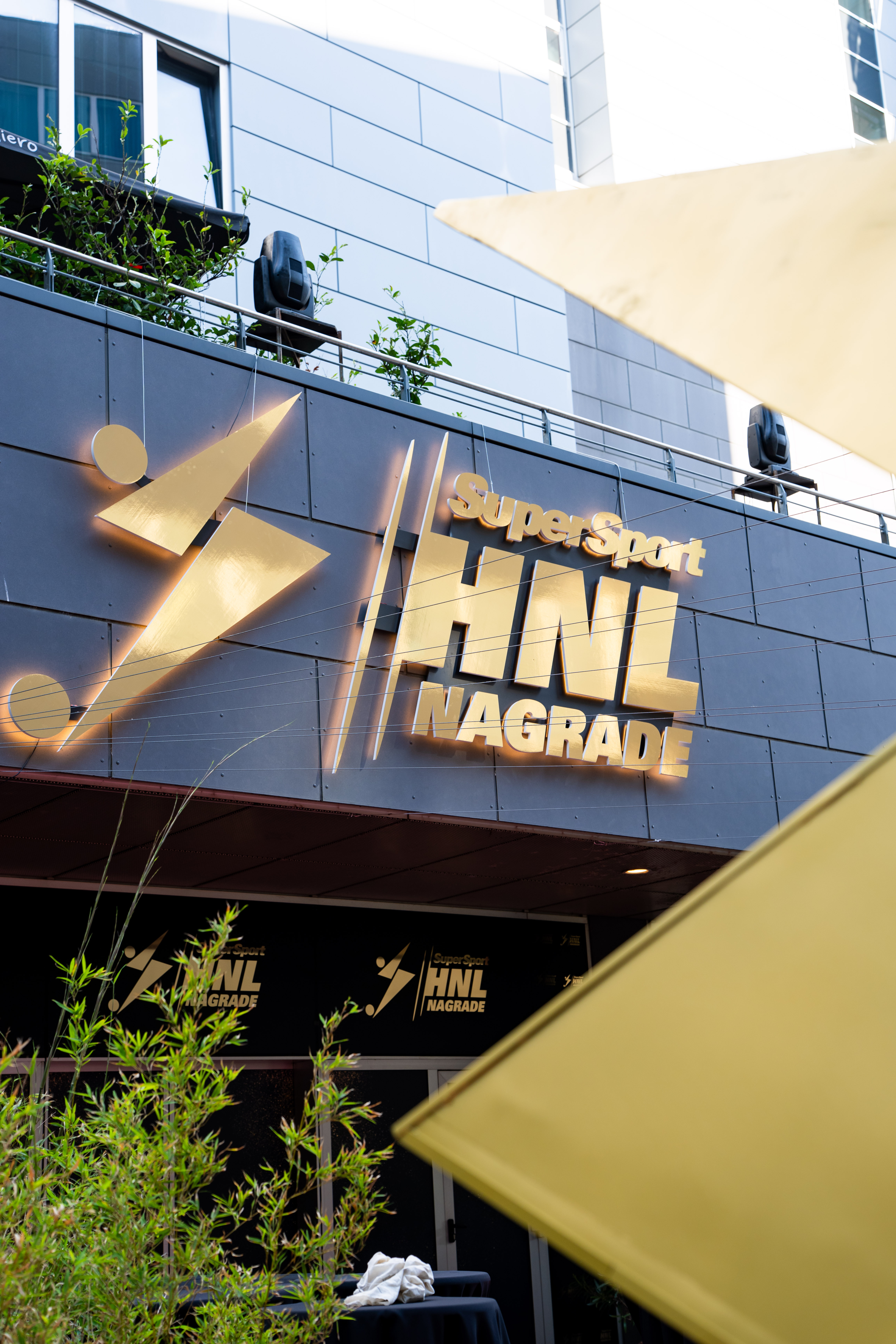 SuperSport HNL nagrade: zlatni osvijetljeni natpis 'HNL Nagrade' na pročelju Mozaik Event Centra