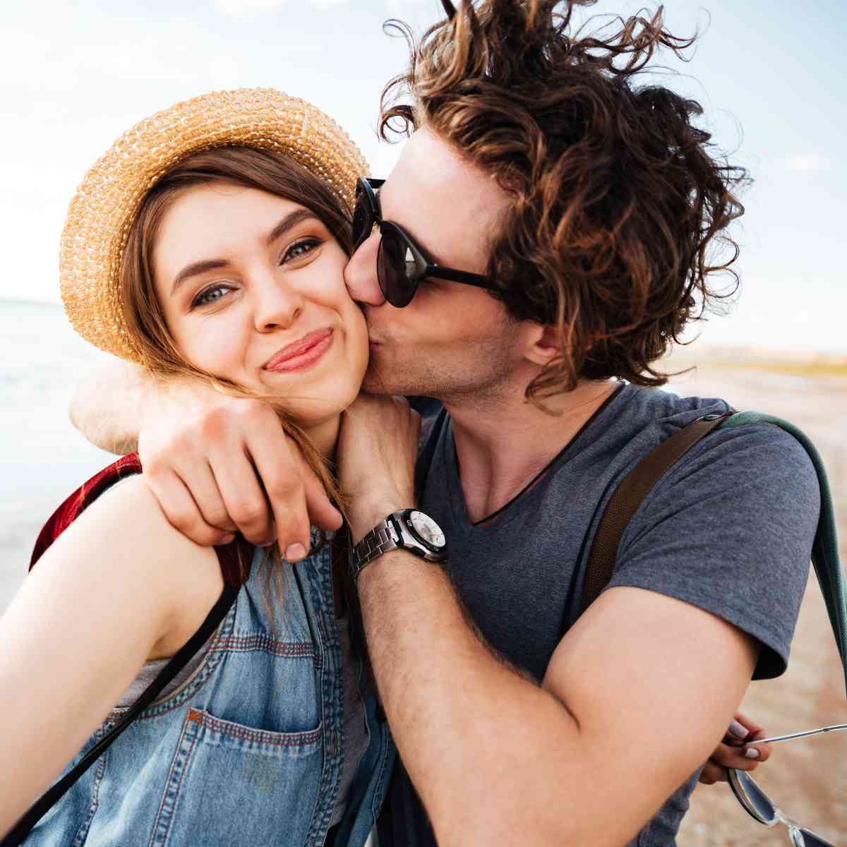 Junges Paar küsst sich auf die Backe