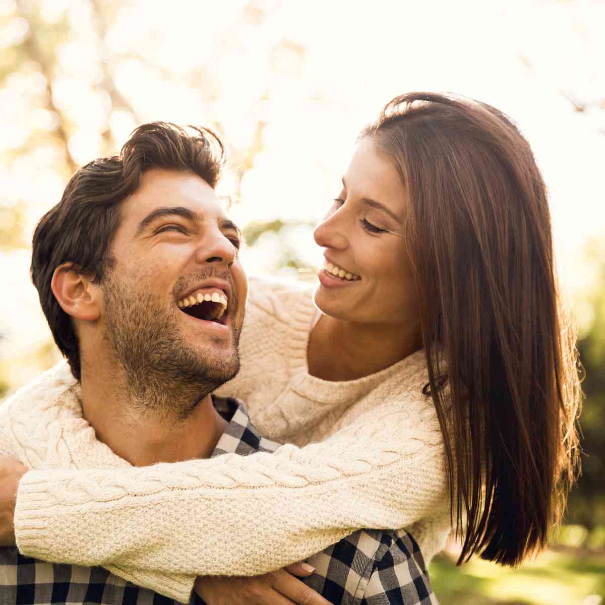 Junges Paar im Freien, lachend beim Huckepacktragen