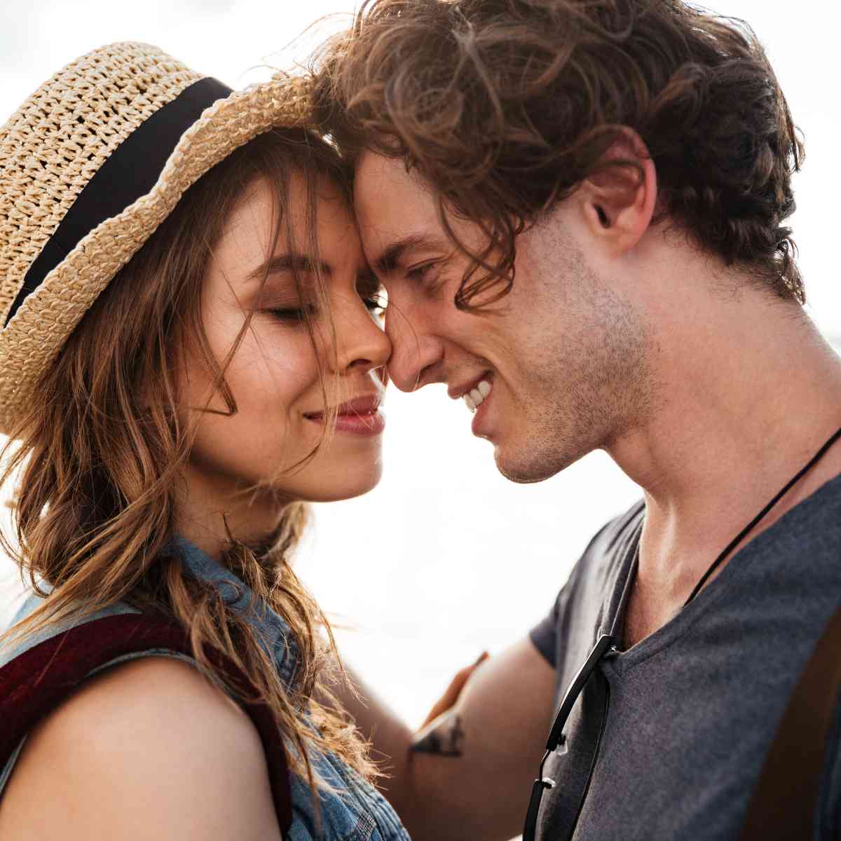 Lachendes Paar, das sich an der Stirn berührt