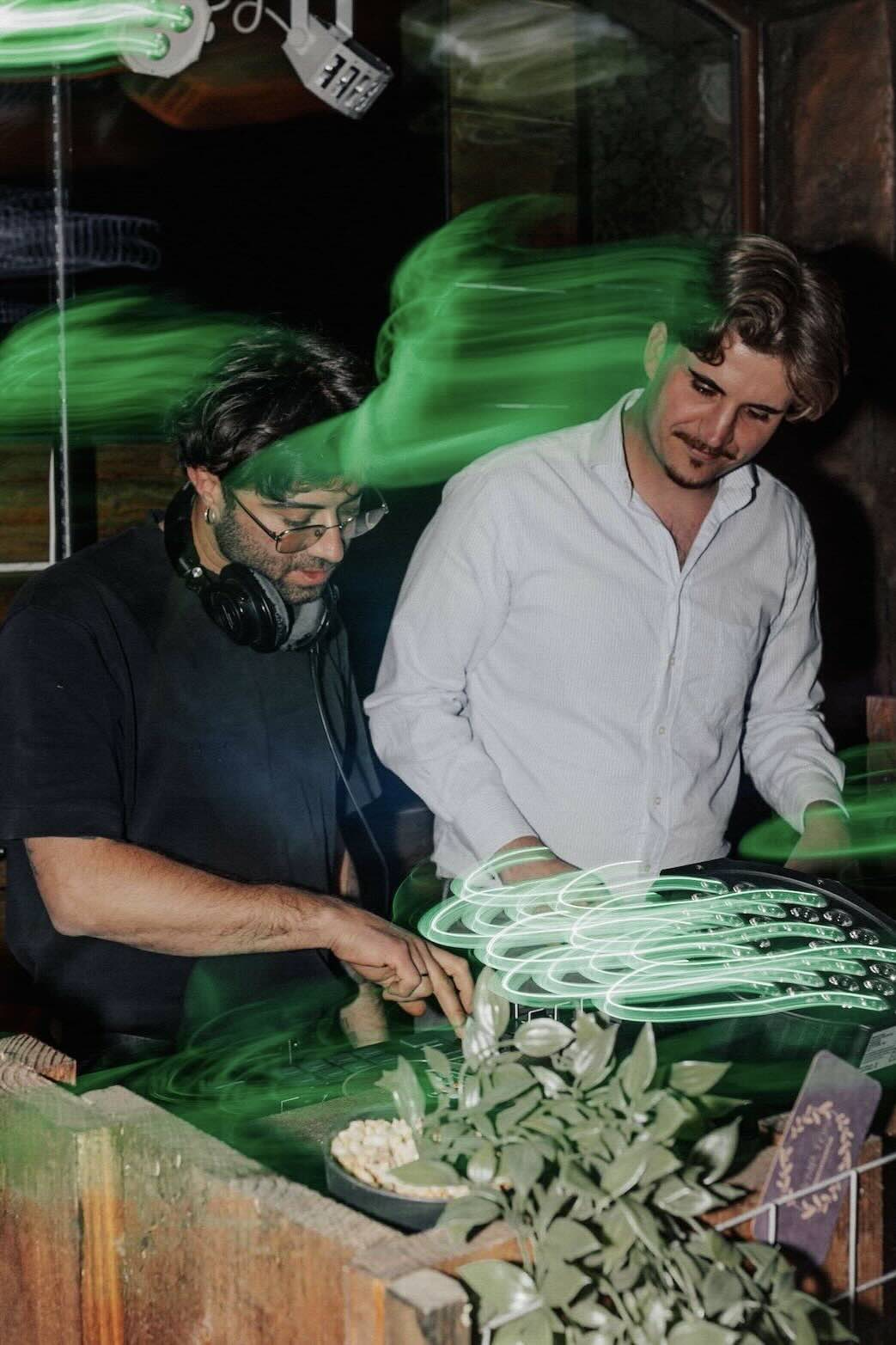 Braut und Bräutigam tanzen eng umarmt ihren Hochzeitstanz, umgeben von Gästen in festlicher Abendatmosphäre