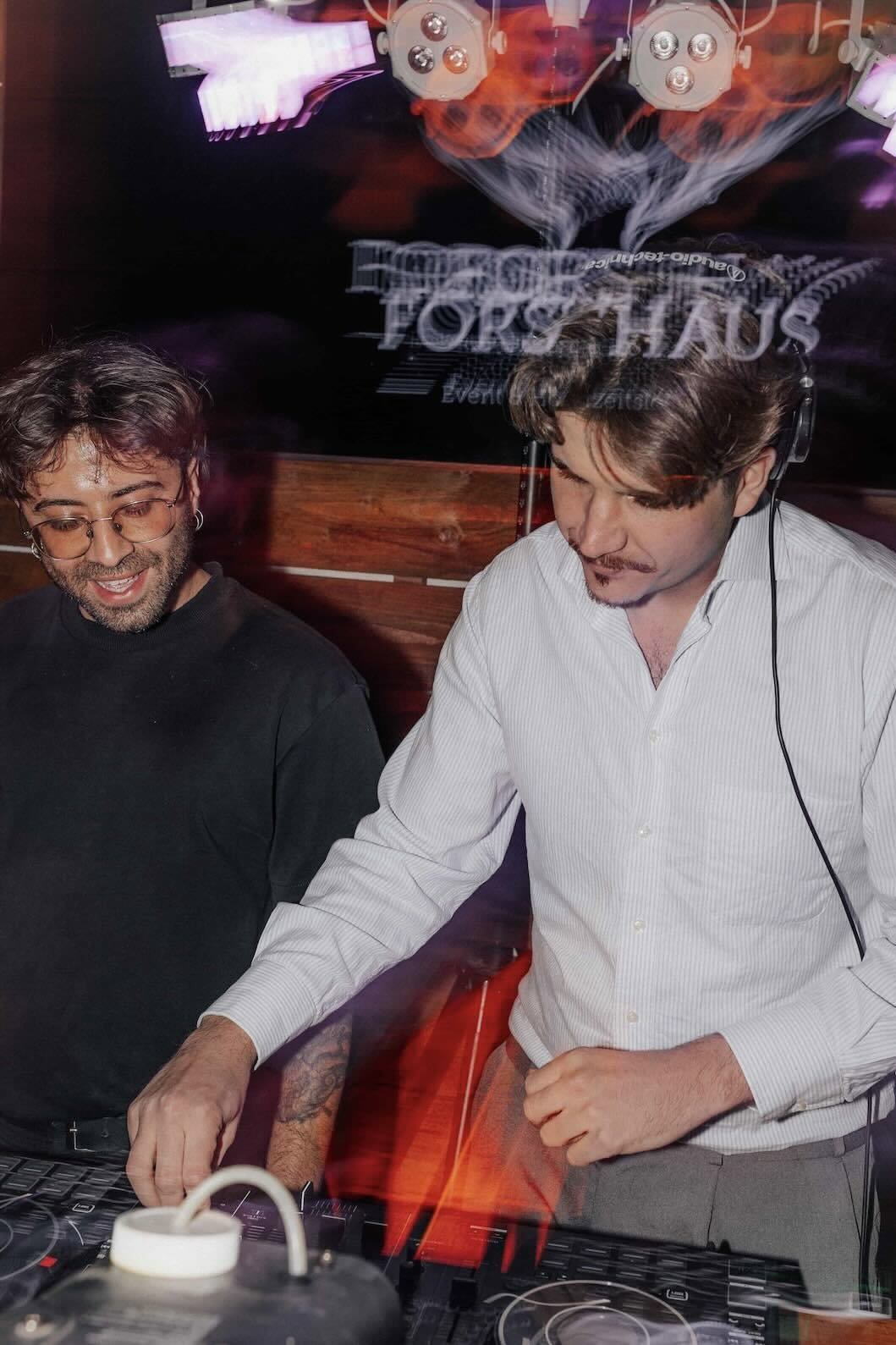 DJ bedient Mischpult mit beiden Händen während einer Veranstaltung