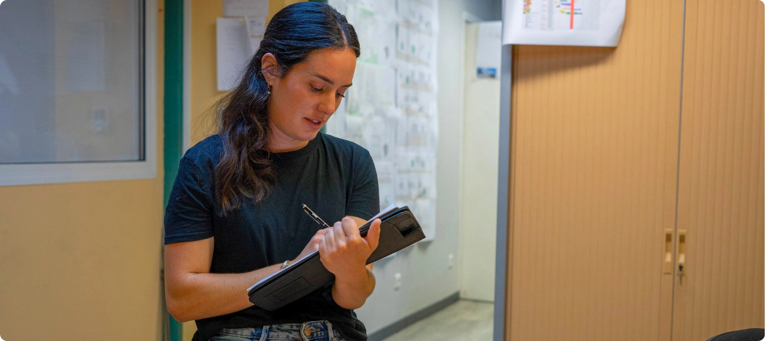 Qu'est-ce qu'un ergonome ? Ergonome réalisant une étude de poste