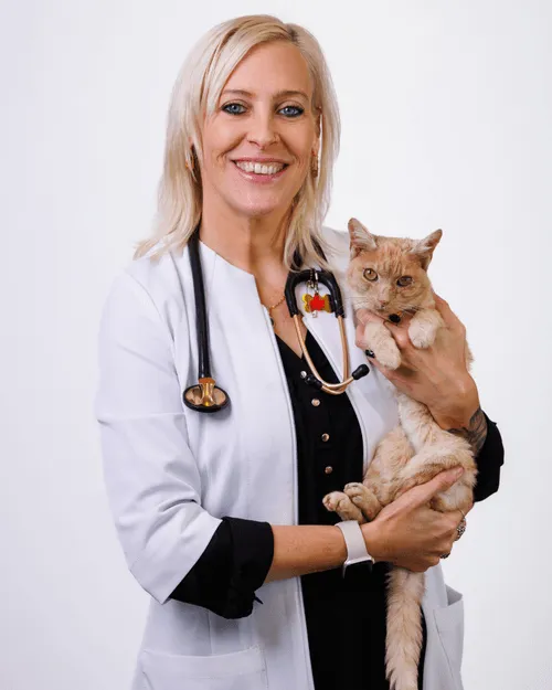 Dr. Stephanie Livermore - Pearly Bites Veterinary