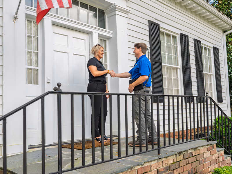 exterminator with georgia homeowner