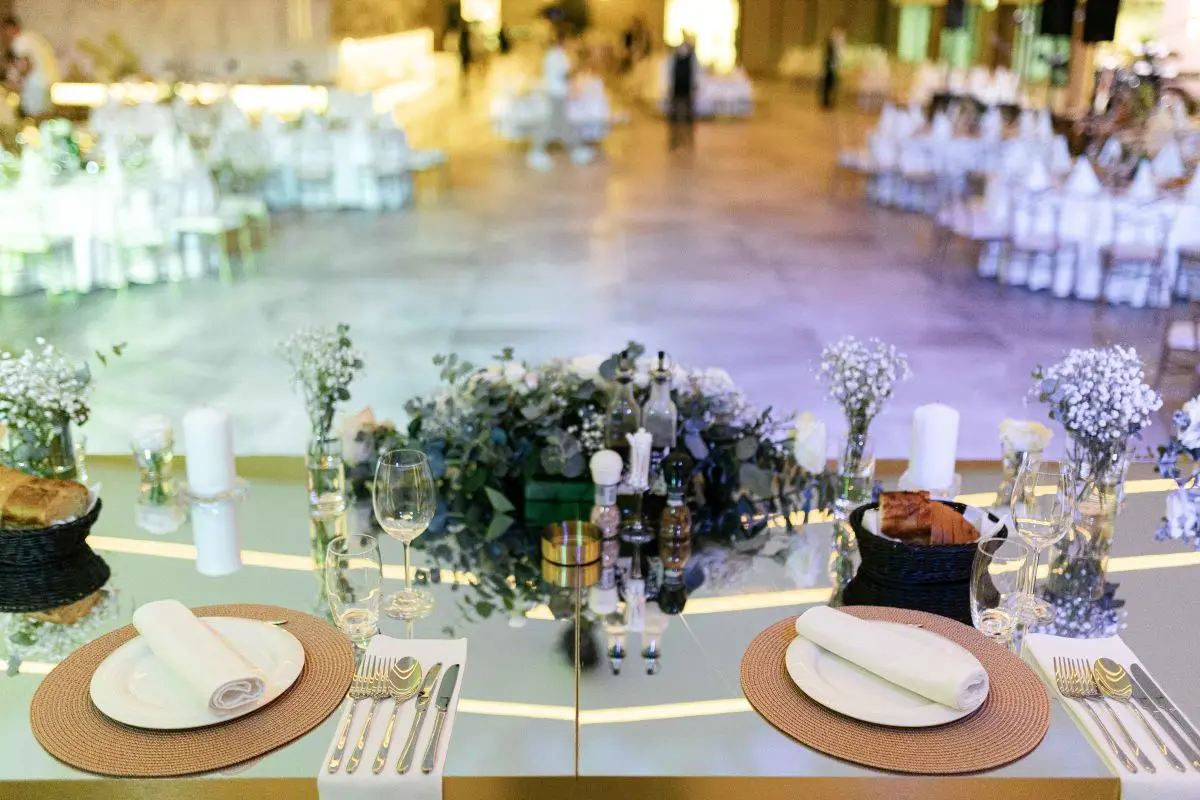 svadbeni stol sa cvijećem