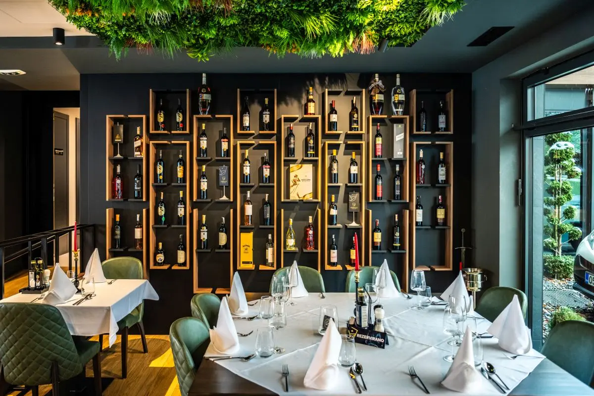 interijer Restorana Regius – zid ukrašen vinskim bocama