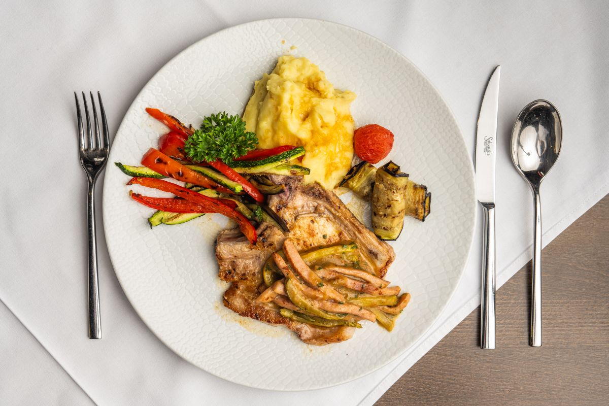 bosanki kotlet s prilogom