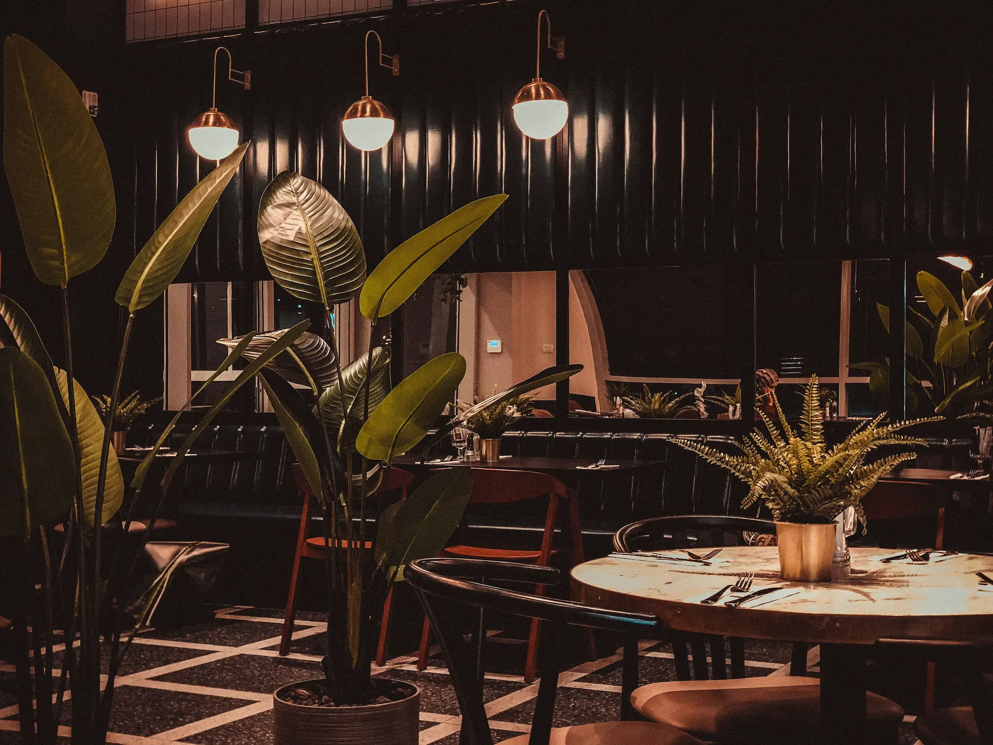 regius restoran po noci