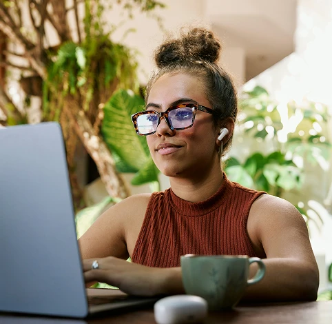 Woman browsing laptop in order to find ideal specialist in Selia.