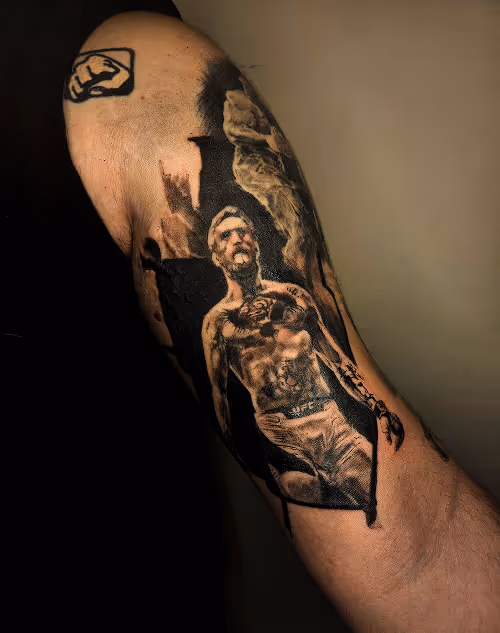 tetovaža konora mc gregora na ramenu