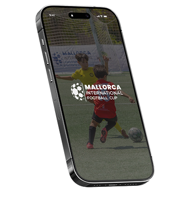 Mockup de celular mostrando el banner de la Mallorca International Football Cup en una cancha de fútbol