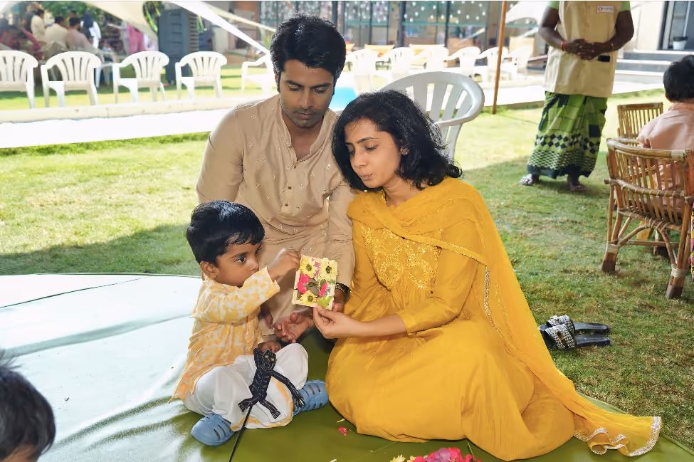Kid with parents 