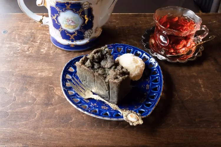 石垣と名付けられたりんごのクランブルケーキは720円。ドリンクセットで1350円。お話が書かれた小さな冊子が付いている。