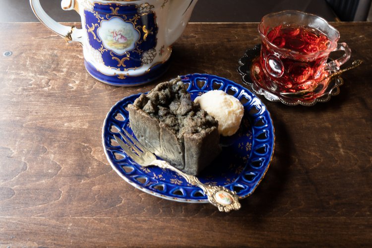 石垣と名付けられたりんごのクランブルケーキは720円。ドリンクセットで1350円。お話が書かれた小さな冊子が付いている。