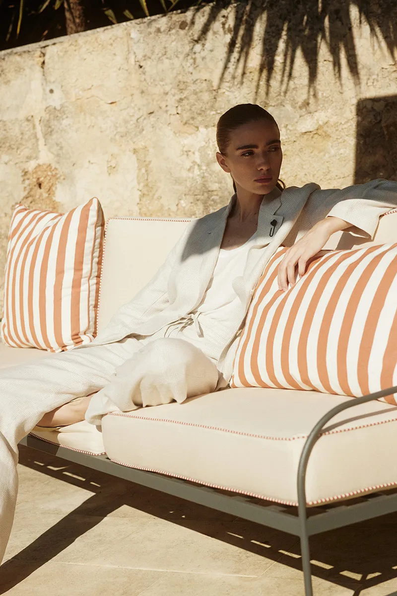 Look trasversale tra città e mare a Roma Sud: blazer leggero e sneakers su lungomare urbano